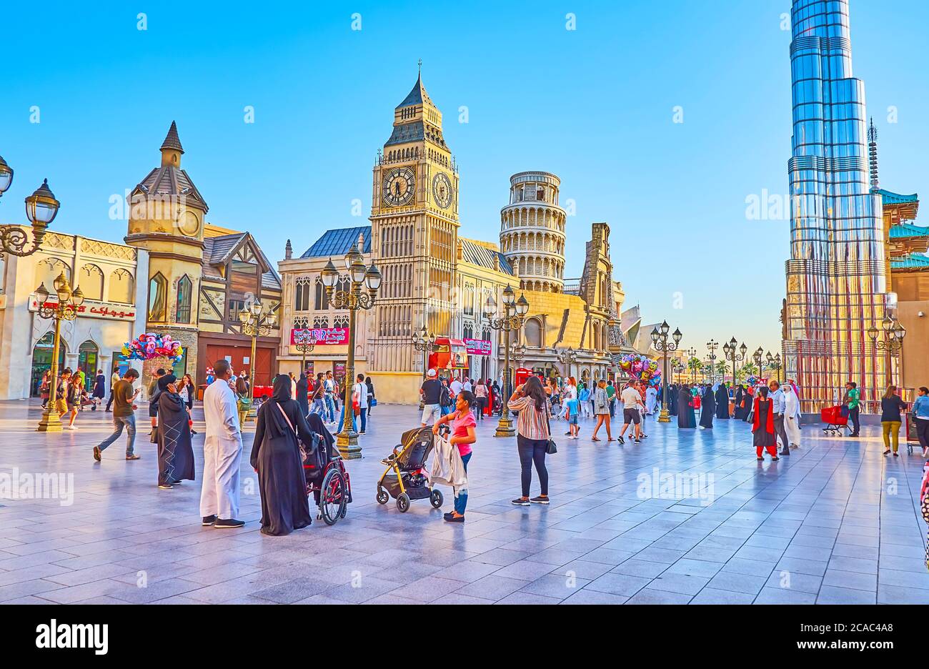 DUBAI, Emirati Arabi Uniti - 5 MARZO 2020: Il Global Village Dubai vanta riproduzioni di famosi edifici europei: Il Big ben di Londra, la Torre Pendente di Pisa, il Colosseo di Roma Foto Stock