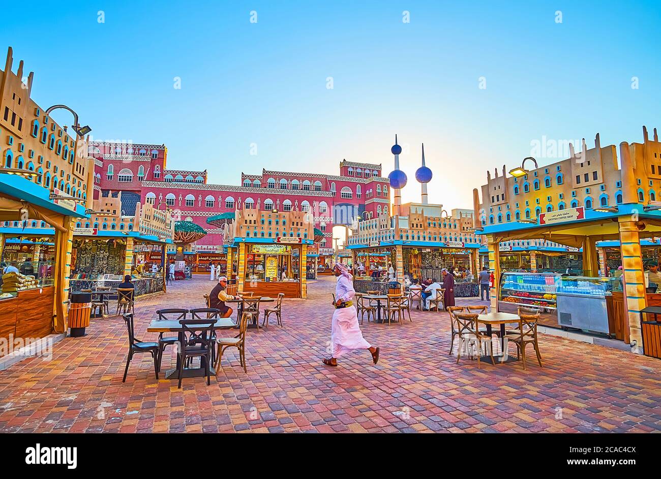 DUBAI, Emirati Arabi Uniti - 5 MARZO 2020: I caffè all'aperto nel campo alimentare del padiglione Yemen del Global Village Dubai, il 5 marzo a Dubai Foto Stock