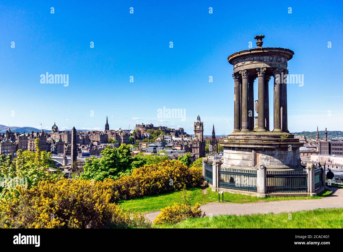 Vista su Edimburgo verso il Castello di Edimburgo da Calton Hill a est di Princes Street di Edimburgo in Scozia UK con Dugald Stewart monumento Foto Stock