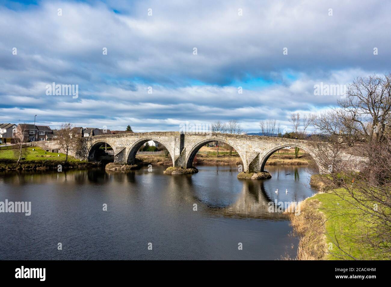 Stirling Old Bridge all'estremità nord di Stirling in Scozia con il fiume Forth che scorre sotto visto dalla riva orientale Foto Stock