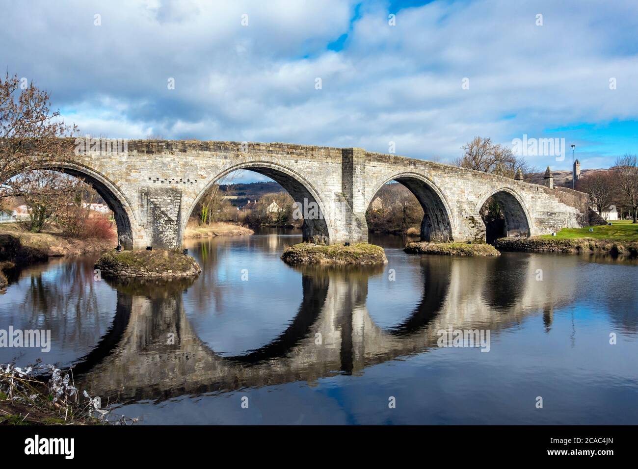 Stirling Old Bridge all'estremità nord di Stirling in Scozia con il fiume Forth che scorre sotto visto dalla riva ovest Foto Stock