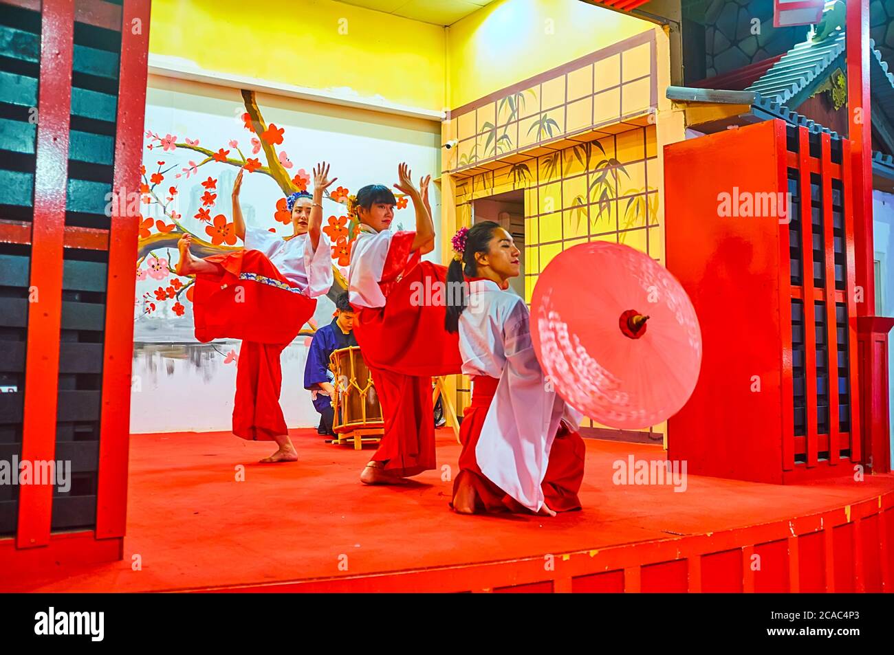 DUBAI, Emirati Arabi Uniti - 5 MARZO 2020: Gli artisti, vestiti con costumi nazionali, rappresentano la danza giapponese sul palco del Japan Pavilion nel Global Village Dubai Foto Stock