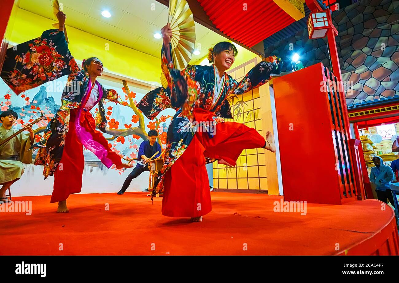 DUBAI, Emirati Arabi Uniti - 5 MARZO 2020: Gli artisti dei kimono tradizionali eseguono la danza giapponese con i tifosi nel Japan Pavilion di Global Village Dubai, su Marc Foto Stock