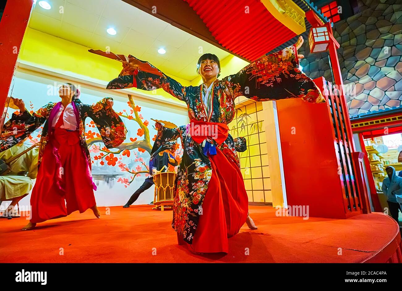 DUBAI, Emirati Arabi Uniti - 5 MARZO 2020: I giovani artisti eseguono la danza giapponese con i tifosi, vestiti in kimono colorato con stampa floreale; Japan Pavilion a Gl Foto Stock