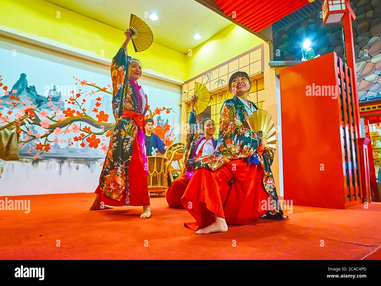 DUBAI, Emirati Arabi Uniti - 5 MARZO 2020: Godetevi lo spettacolo di danza tradizionale giapponese con i tifosi al Japan Pavilion a Global Village Dubai, il 5 marzo a Dubai Foto Stock