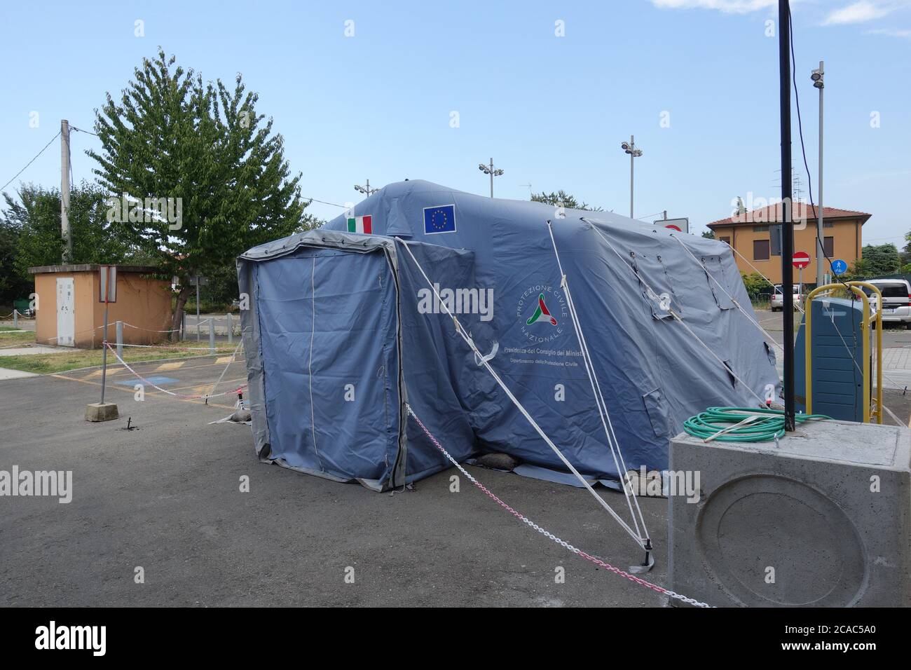Tenda di emergenza per la protezione civile italiana installata di fronte al pronto soccorso dell'ospedale Montecchio Emilia per l'emergenza Covid19. Italia Foto Stock