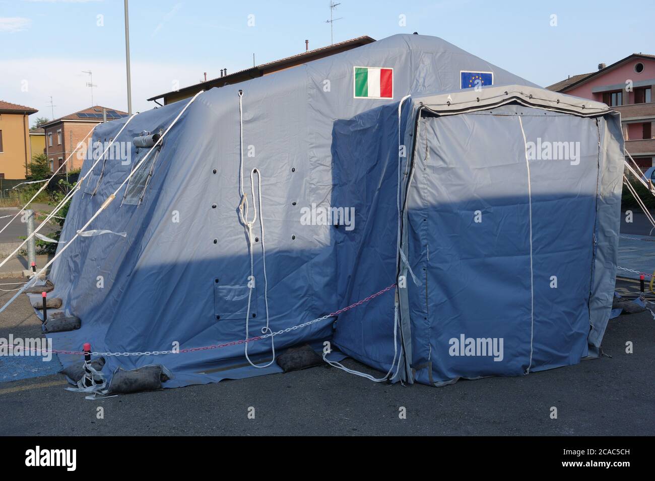 Tenda di emergenza per la protezione civile italiana installata di fronte al pronto soccorso dell'ospedale Montecchio Emilia per l'emergenza Covid19. Italia Foto Stock