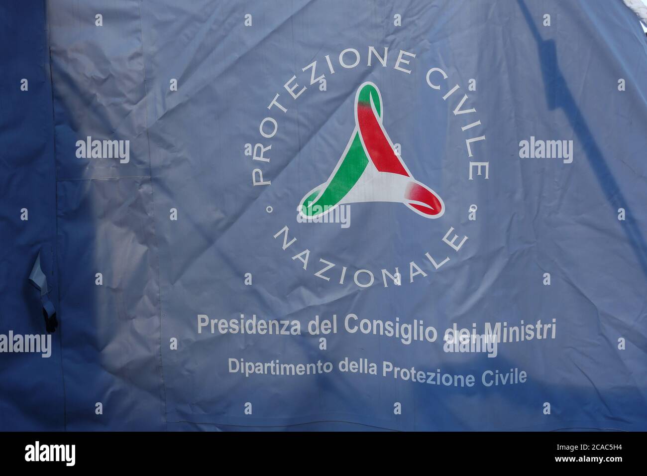 Tenda di emergenza per la protezione civile italiana installata di fronte al pronto soccorso dell'ospedale Montecchio Emilia per l'emergenza Covid19. Italia Foto Stock