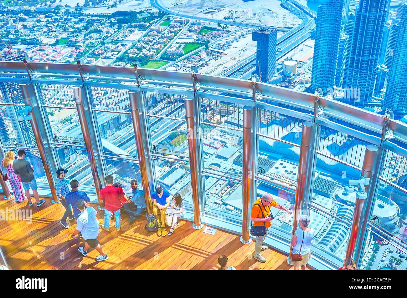 DUBAI, Emirati Arabi Uniti - 3 MARZO 2020: I turisti sul punto di vista di Burj Khalifa, il luogo popolare per la visione della città e fare selfie dall'alto Foto Stock