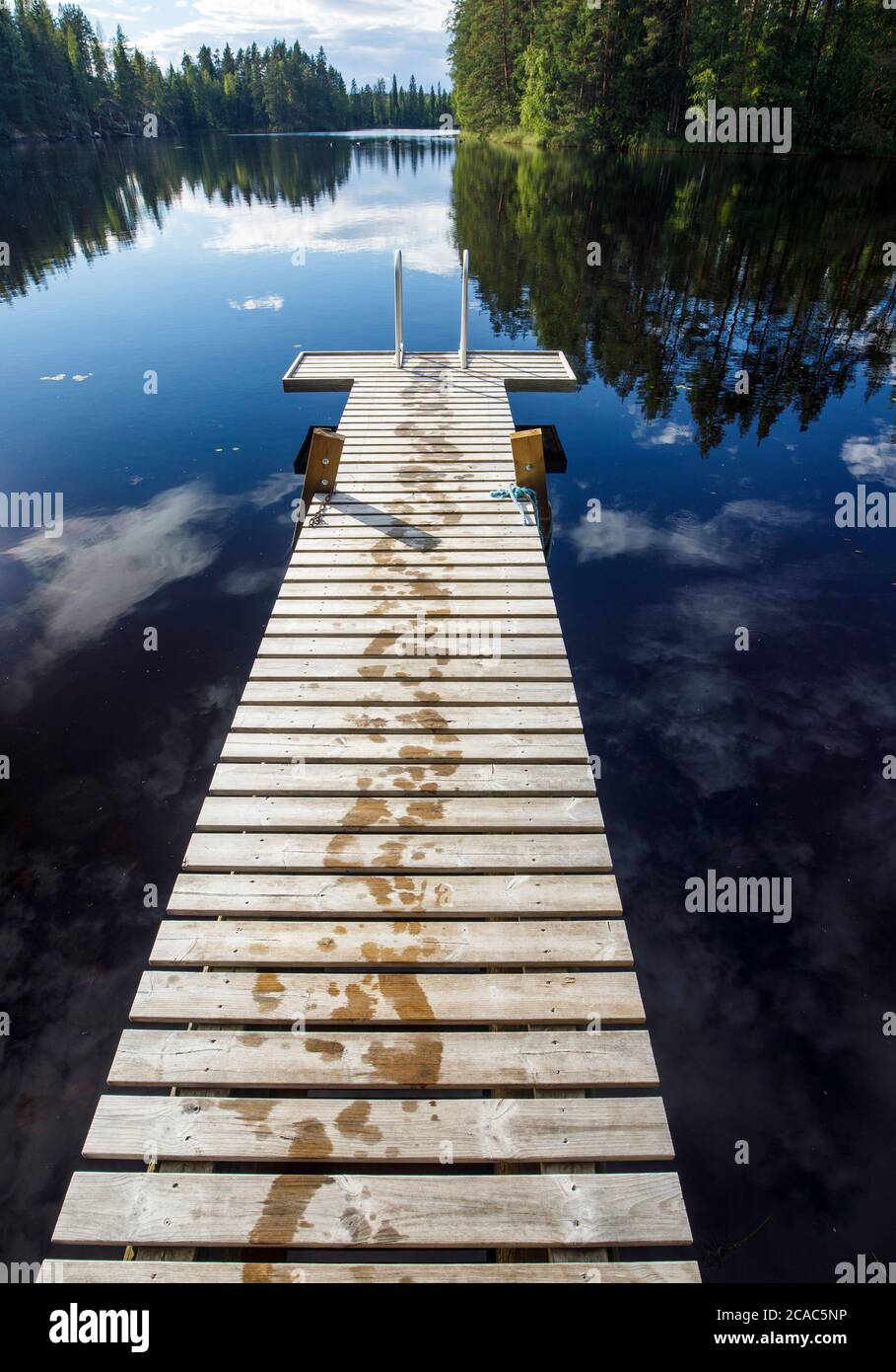 Passi bagnati sul molo di legno a Summer , Finlandia Foto Stock