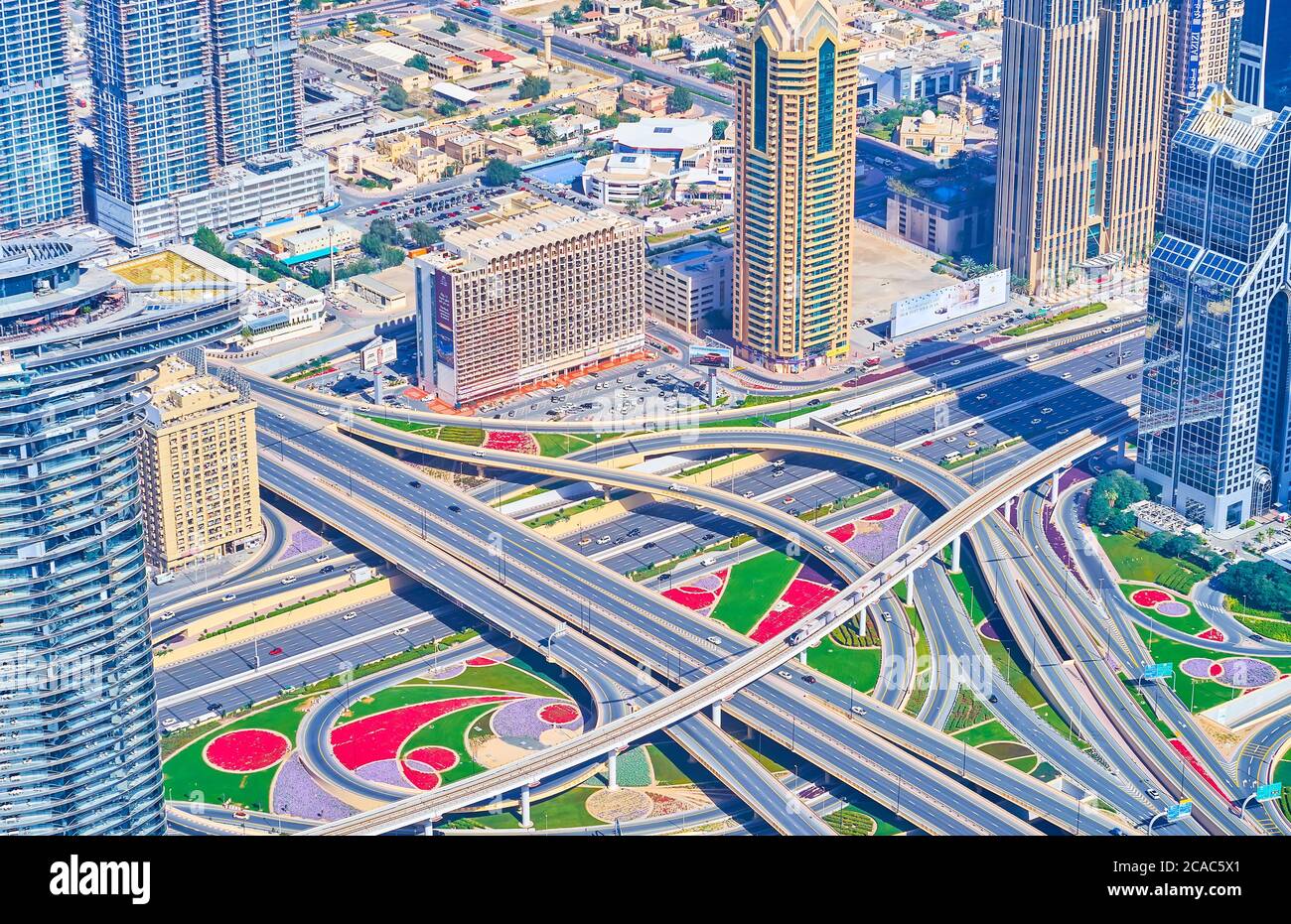 DUBAI, Emirati Arabi Uniti - 3 MARZO 2020: Dubai è famosa per la sua ben sviluppata rete di autostrade con le sue uniche linee metropolitane senza conducente, il 3 marzo a Dubai Foto Stock