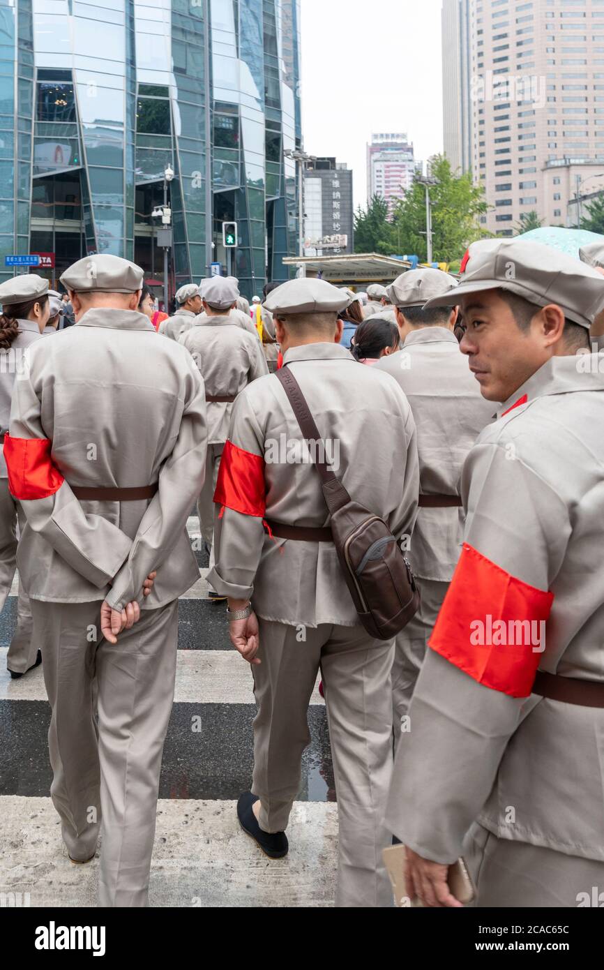 I membri del Partito comunista cinese camminano verso Piazza Tianfu per celebrare l'anniversario del Partito comunista cinese fondatore. Foto Stock