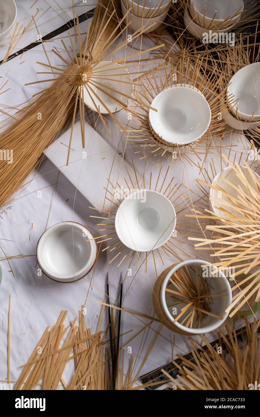 Bambù tagliato in lunghe strisce sottili nella Città Antica di Pingle, pronto per essere fatto in vari oggetti artigianali. Foto Stock