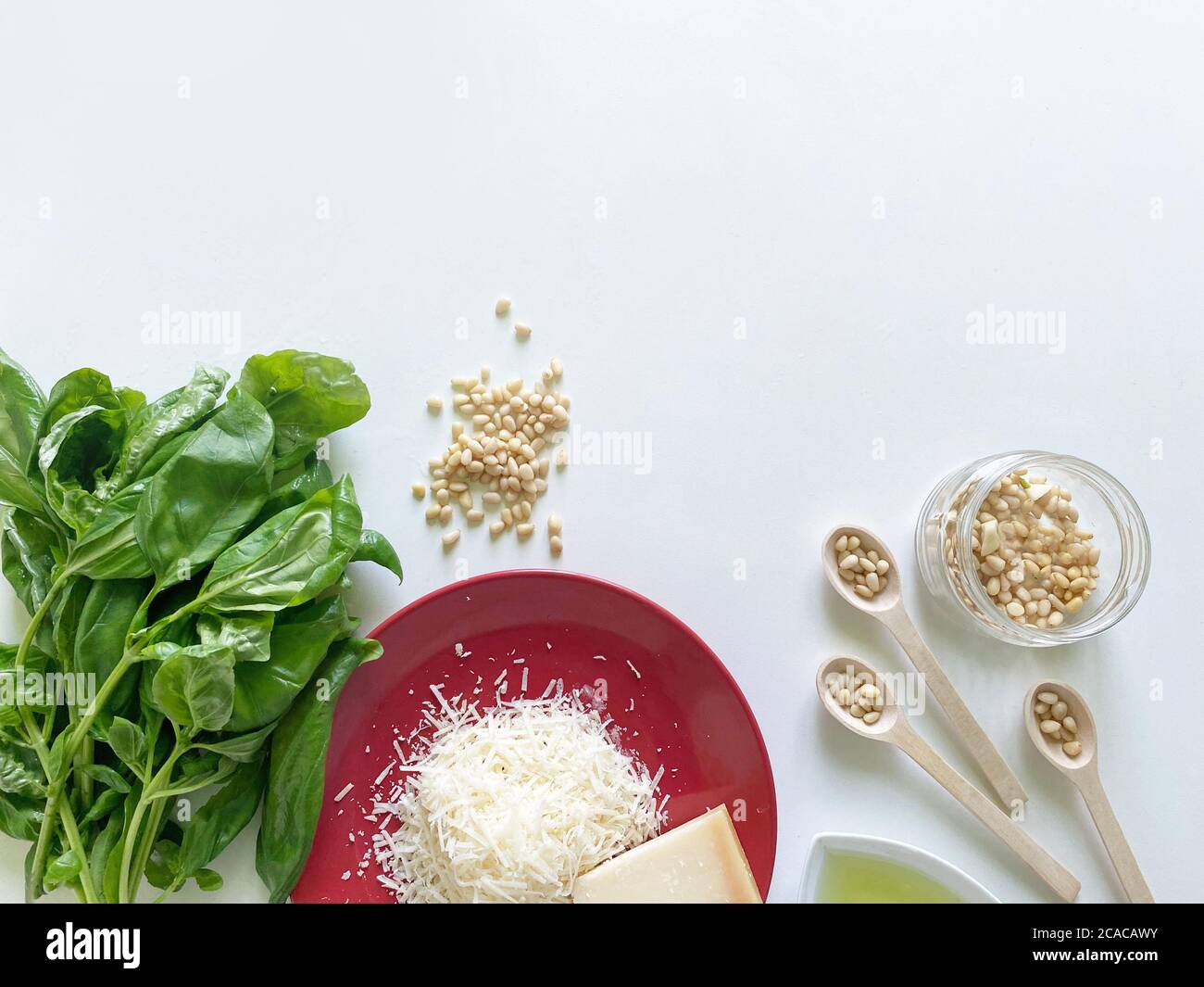 Ingredienti per il pesto, salsa di basilico su sfondo bianco Foto Stock