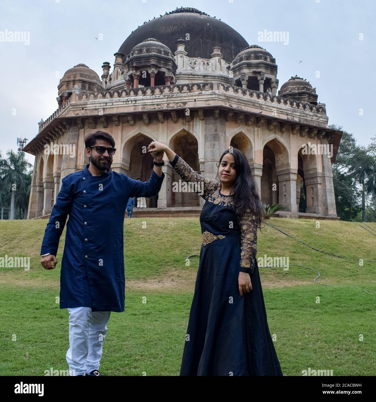 New Delhi India – Novembre 25 2020 : una posa di coppia per il pre-matrimonio sparare dentro Lodhi Garden Delhi, un punto di riferimento turistico popolare in Nuova Delhi India, per Foto Stock