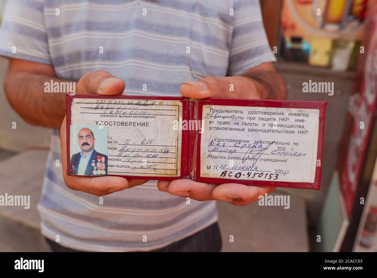Stepanakert / Nagorno Karabakh Republic - 30 luglio 2019: Uomo Nagorno-Karabakh che detiene un ID militare come equipaggio di carri armati durante la guerra con l'Azerbaigian Foto Stock