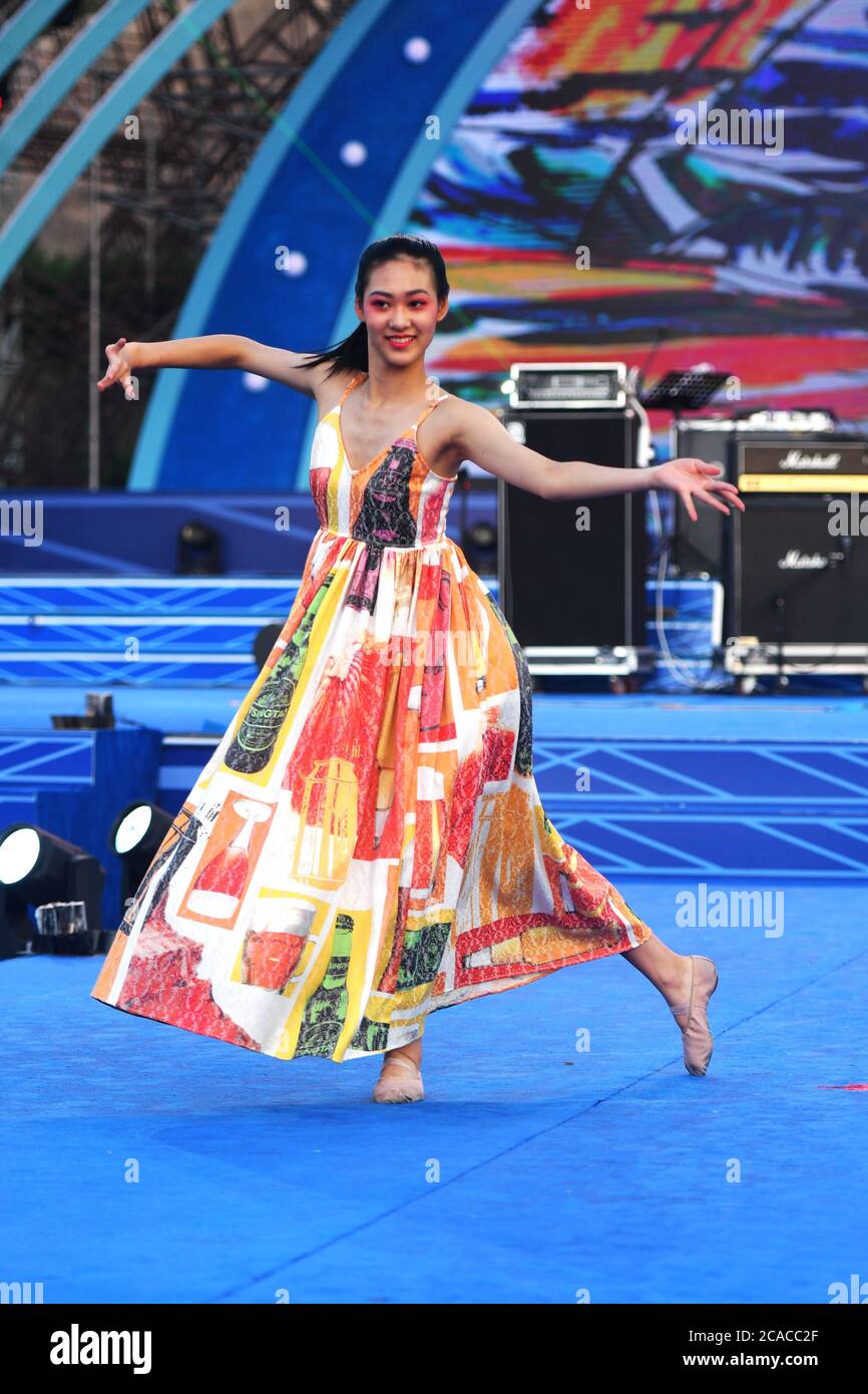 Qingdao, Qingdao, Cina. 6 agosto 2020. ShandongÃ¯Â¼Å'CHINA-il 2 agosto, il primo spettacolo del ''Beer Culture Fashion Show'' si è tenuto presso la sede principale del 30° Festival Internazionale della birra di Qingdao a Jinsha Beer City, Qingdao, nella provincia di Shandong. Le esclusive sfilate di moda mostrano la moda del festival della birra e mostrano il fascino della cultura della birra, creando una piattaforma per il pubblico per apprezzare e sentire la bellezza. Si riferisce che la sfilata di moda della cultura della birra mostra principalmente la sfilata di moda con il logo popolare, la mostra creativa di immagini, la mostra di ragazze di birra, la serie di quattro vestiti di bikini di moda. Popolare logo fash Foto Stock