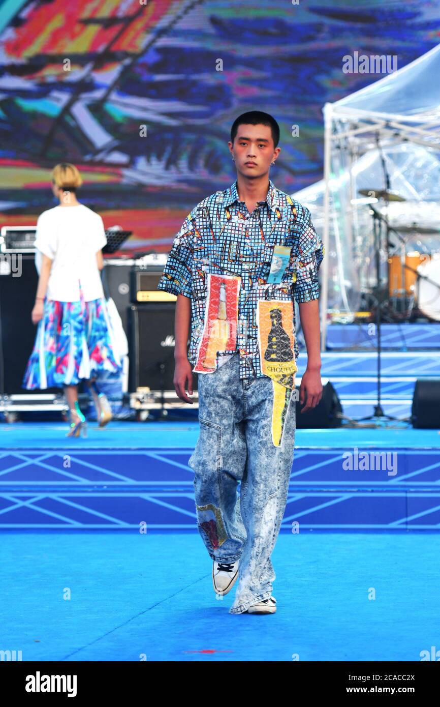 Qingdao, Qingdao, Cina. 6 agosto 2020. ShandongÃ¯Â¼Å'CHINA-il 2 agosto, il primo spettacolo del ''Beer Culture Fashion Show'' si è tenuto presso la sede principale del 30° Festival Internazionale della birra di Qingdao a Jinsha Beer City, Qingdao, nella provincia di Shandong. Le esclusive sfilate di moda mostrano la moda del festival della birra e mostrano il fascino della cultura della birra, creando una piattaforma per il pubblico per apprezzare e sentire la bellezza. Si riferisce che la sfilata di moda della cultura della birra mostra principalmente la sfilata di moda con il logo popolare, la mostra creativa di immagini, la mostra di ragazze di birra, la serie di quattro vestiti di bikini di moda. Popolare logo fash Foto Stock
