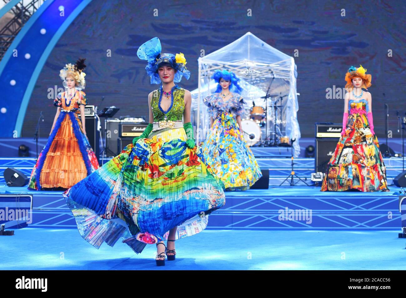 Qingdao, Qingdao, Cina. 6 agosto 2020. ShandongÃ¯Â¼Å'CHINA-il 2 agosto, il primo spettacolo del ''Beer Culture Fashion Show'' si è tenuto presso la sede principale del 30° Festival Internazionale della birra di Qingdao a Jinsha Beer City, Qingdao, nella provincia di Shandong. Le esclusive sfilate di moda mostrano la moda del festival della birra e mostrano il fascino della cultura della birra, creando una piattaforma per il pubblico per apprezzare e sentire la bellezza. Si riferisce che la sfilata di moda della cultura della birra mostra principalmente la sfilata di moda con il logo popolare, la mostra creativa di immagini, la mostra di ragazze di birra, la serie di quattro vestiti di bikini di moda. Popolare logo fash Foto Stock