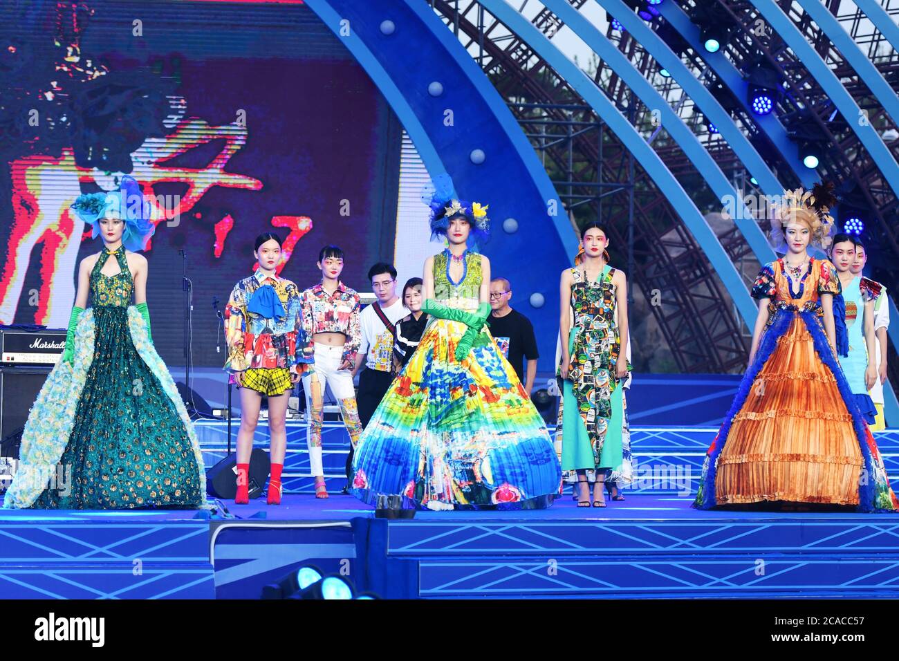 Qingdao, Qingdao, Cina. 6 agosto 2020. ShandongÃ¯Â¼Å'CHINA-il 2 agosto, il primo spettacolo del ''Beer Culture Fashion Show'' si è tenuto presso la sede principale del 30° Festival Internazionale della birra di Qingdao a Jinsha Beer City, Qingdao, nella provincia di Shandong. Le esclusive sfilate di moda mostrano la moda del festival della birra e mostrano il fascino della cultura della birra, creando una piattaforma per il pubblico per apprezzare e sentire la bellezza. Si riferisce che la sfilata di moda della cultura della birra mostra principalmente la sfilata di moda con il logo popolare, la mostra creativa di immagini, la mostra di ragazze di birra, la serie di quattro vestiti di bikini di moda. Popolare logo fash Foto Stock