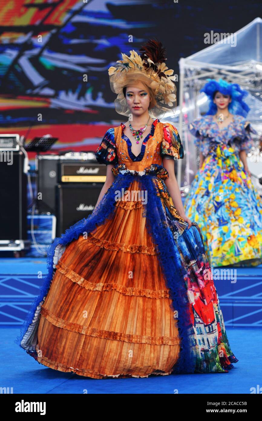 Qingdao, Qingdao, Cina. 6 agosto 2020. ShandongÃ¯Â¼Å'CHINA-il 2 agosto, il primo spettacolo del ''Beer Culture Fashion Show'' si è tenuto presso la sede principale del 30° Festival Internazionale della birra di Qingdao a Jinsha Beer City, Qingdao, nella provincia di Shandong. Le esclusive sfilate di moda mostrano la moda del festival della birra e mostrano il fascino della cultura della birra, creando una piattaforma per il pubblico per apprezzare e sentire la bellezza. Si riferisce che la sfilata di moda della cultura della birra mostra principalmente la sfilata di moda con il logo popolare, la mostra creativa di immagini, la mostra di ragazze di birra, la serie di quattro vestiti di bikini di moda. Popolare logo fash Foto Stock