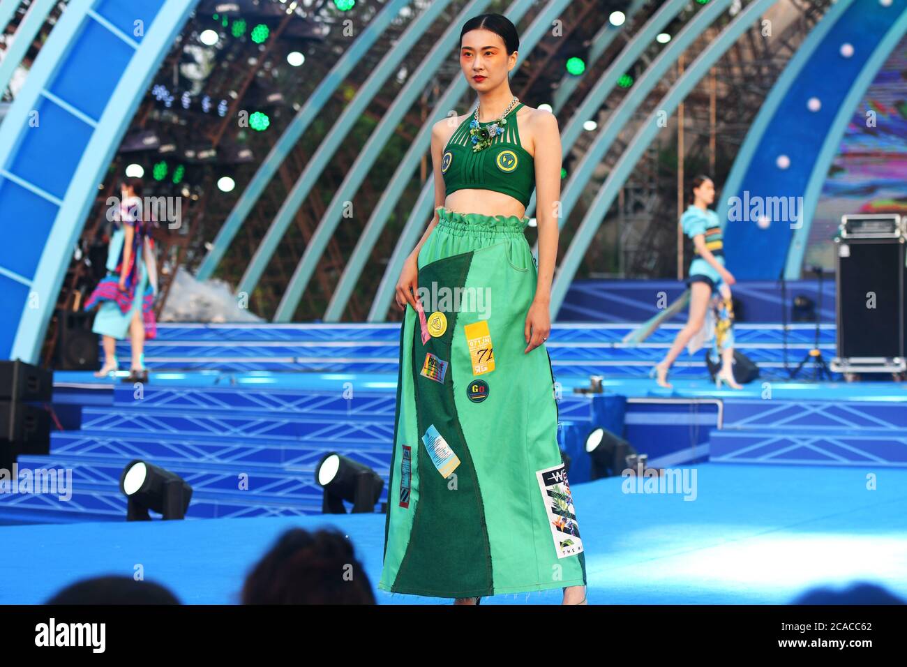 Qingdao, Qingdao, Cina. 6 agosto 2020. ShandongÃ¯Â¼Å'CHINA-il 2 agosto, il primo spettacolo del ''Beer Culture Fashion Show'' si è tenuto presso la sede principale del 30° Festival Internazionale della birra di Qingdao a Jinsha Beer City, Qingdao, nella provincia di Shandong. Le esclusive sfilate di moda mostrano la moda del festival della birra e mostrano il fascino della cultura della birra, creando una piattaforma per il pubblico per apprezzare e sentire la bellezza. Si riferisce che la sfilata di moda della cultura della birra mostra principalmente la sfilata di moda con il logo popolare, la mostra creativa di immagini, la mostra di ragazze di birra, la serie di quattro vestiti di bikini di moda. Popolare logo fash Foto Stock