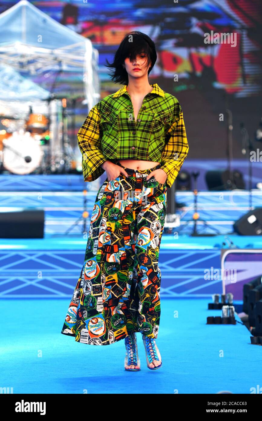 Qingdao, Qingdao, Cina. 6 agosto 2020. ShandongÃ¯Â¼Å'CHINA-il 2 agosto, il primo spettacolo del ''Beer Culture Fashion Show'' si è tenuto presso la sede principale del 30° Festival Internazionale della birra di Qingdao a Jinsha Beer City, Qingdao, nella provincia di Shandong. Le esclusive sfilate di moda mostrano la moda del festival della birra e mostrano il fascino della cultura della birra, creando una piattaforma per il pubblico per apprezzare e sentire la bellezza. Si riferisce che la sfilata di moda della cultura della birra mostra principalmente la sfilata di moda con il logo popolare, la mostra creativa di immagini, la mostra di ragazze di birra, la serie di quattro vestiti di bikini di moda. Popolare logo fash Foto Stock