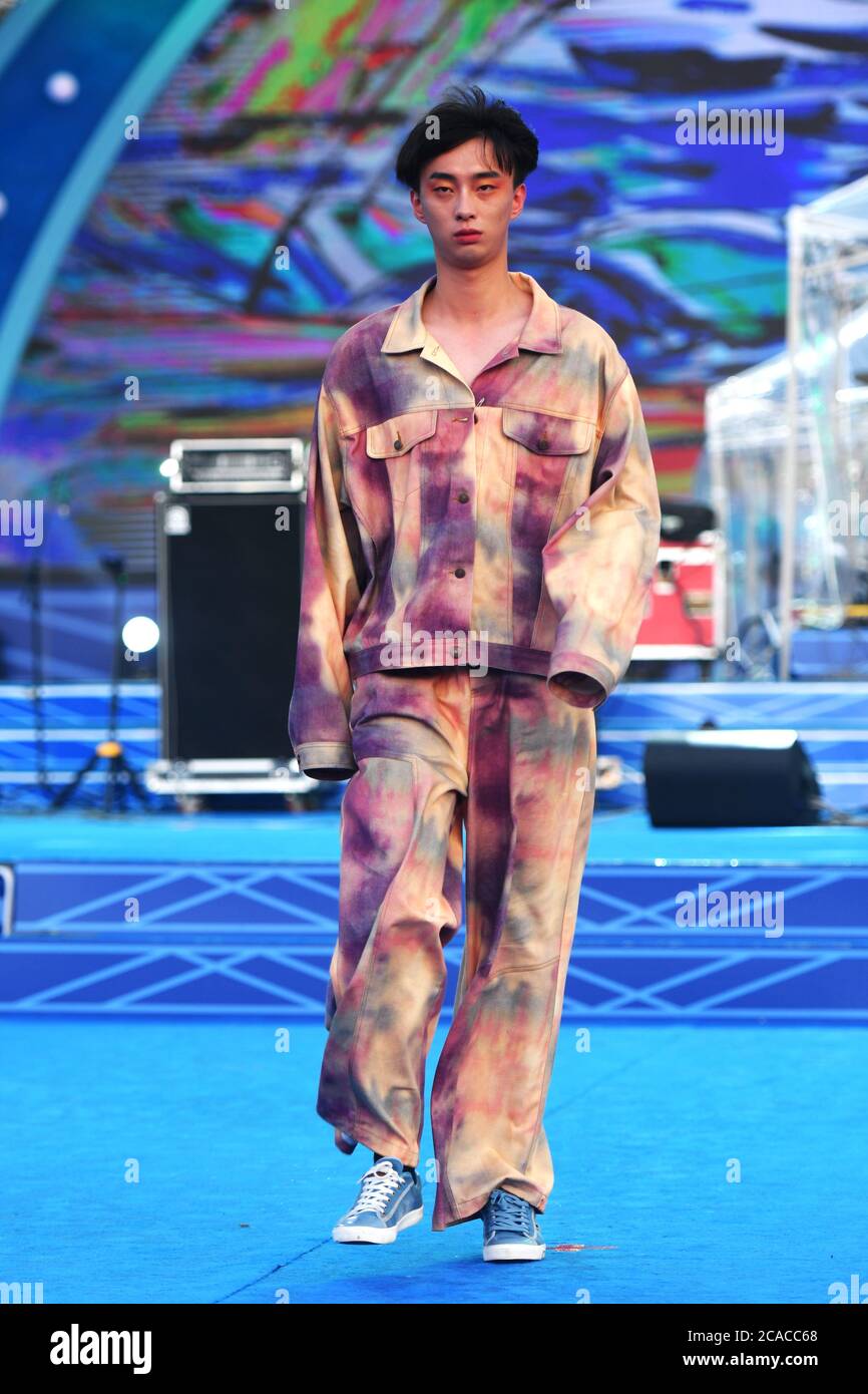 Qingdao, Qingdao, Cina. 6 agosto 2020. ShandongÃ¯Â¼Å'CHINA-il 2 agosto, il primo spettacolo del ''Beer Culture Fashion Show'' si è tenuto presso la sede principale del 30° Festival Internazionale della birra di Qingdao a Jinsha Beer City, Qingdao, nella provincia di Shandong. Le esclusive sfilate di moda mostrano la moda del festival della birra e mostrano il fascino della cultura della birra, creando una piattaforma per il pubblico per apprezzare e sentire la bellezza. Si riferisce che la sfilata di moda della cultura della birra mostra principalmente la sfilata di moda con il logo popolare, la mostra creativa di immagini, la mostra di ragazze di birra, la serie di quattro vestiti di bikini di moda. Popolare logo fash Foto Stock