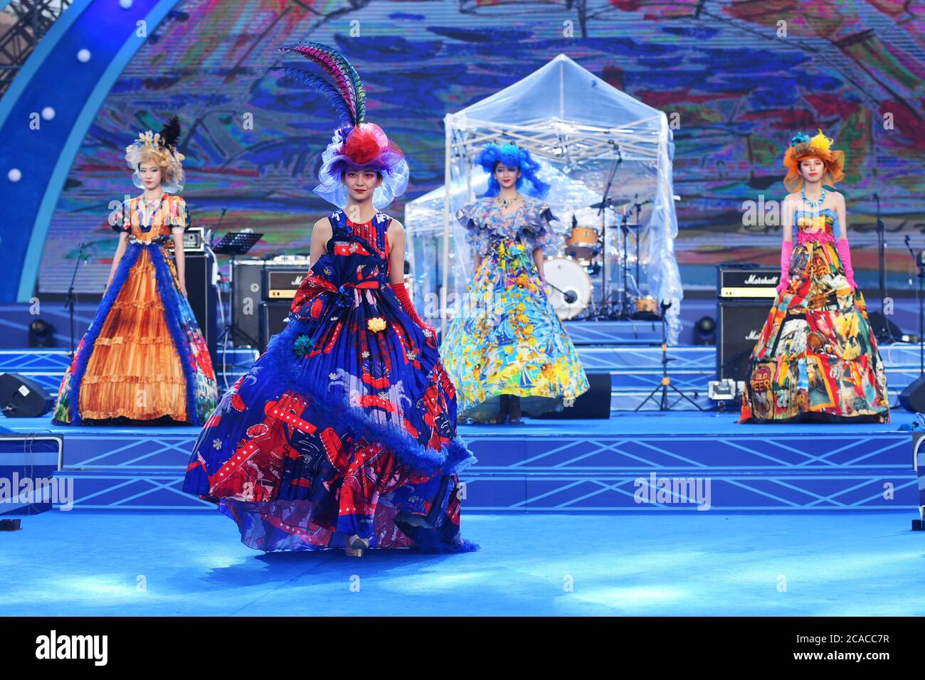 Qingdao, Qingdao, Cina. 6 agosto 2020. ShandongÃ¯Â¼Å'CHINA-il 2 agosto, il primo spettacolo del ''Beer Culture Fashion Show'' si è tenuto presso la sede principale del 30° Festival Internazionale della birra di Qingdao a Jinsha Beer City, Qingdao, nella provincia di Shandong. Le esclusive sfilate di moda mostrano la moda del festival della birra e mostrano il fascino della cultura della birra, creando una piattaforma per il pubblico per apprezzare e sentire la bellezza. Si riferisce che la sfilata di moda della cultura della birra mostra principalmente la sfilata di moda con il logo popolare, la mostra creativa di immagini, la mostra di ragazze di birra, la serie di quattro vestiti di bikini di moda. Popolare logo fash Foto Stock