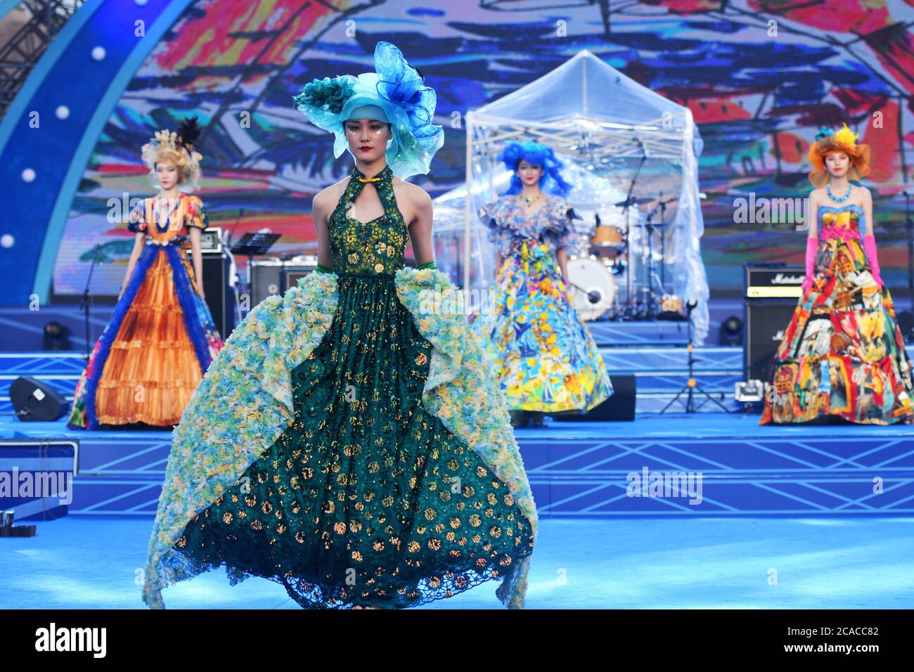 Qingdao, Qingdao, Cina. 6 agosto 2020. ShandongÃ¯Â¼Å'CHINA-il 2 agosto, il primo spettacolo del ''Beer Culture Fashion Show'' si è tenuto presso la sede principale del 30° Festival Internazionale della birra di Qingdao a Jinsha Beer City, Qingdao, nella provincia di Shandong. Le esclusive sfilate di moda mostrano la moda del festival della birra e mostrano il fascino della cultura della birra, creando una piattaforma per il pubblico per apprezzare e sentire la bellezza. Si riferisce che la sfilata di moda della cultura della birra mostra principalmente la sfilata di moda con il logo popolare, la mostra creativa di immagini, la mostra di ragazze di birra, la serie di quattro vestiti di bikini di moda. Popolare logo fash Foto Stock