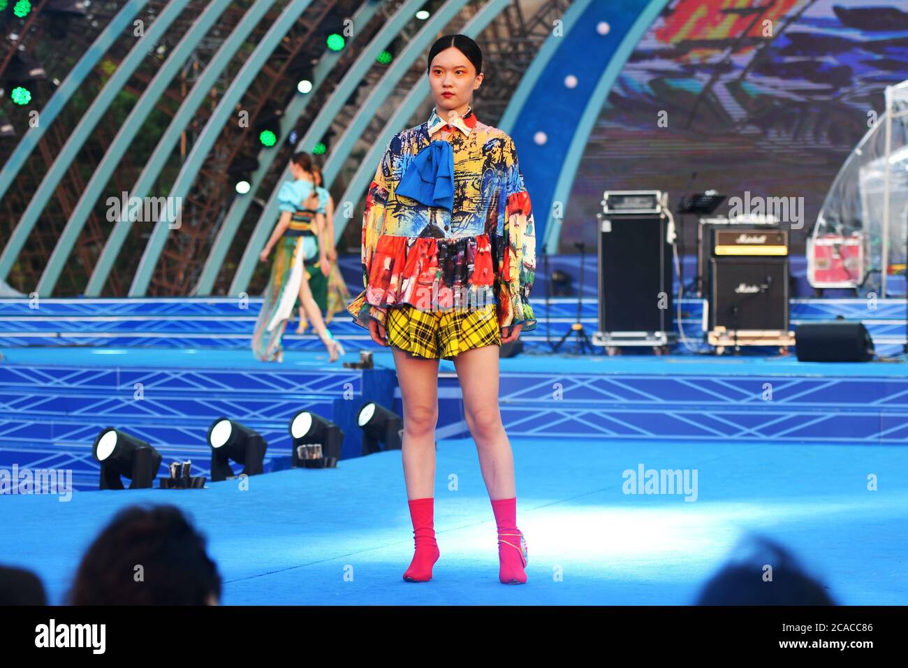 Qingdao, Qingdao, Cina. 6 agosto 2020. ShandongÃ¯Â¼Å'CHINA-il 2 agosto, il primo spettacolo del ''Beer Culture Fashion Show'' si è tenuto presso la sede principale del 30° Festival Internazionale della birra di Qingdao a Jinsha Beer City, Qingdao, nella provincia di Shandong. Le esclusive sfilate di moda mostrano la moda del festival della birra e mostrano il fascino della cultura della birra, creando una piattaforma per il pubblico per apprezzare e sentire la bellezza. Si riferisce che la sfilata di moda della cultura della birra mostra principalmente la sfilata di moda con il logo popolare, la mostra creativa di immagini, la mostra di ragazze di birra, la serie di quattro vestiti di bikini di moda. Popolare logo fash Foto Stock