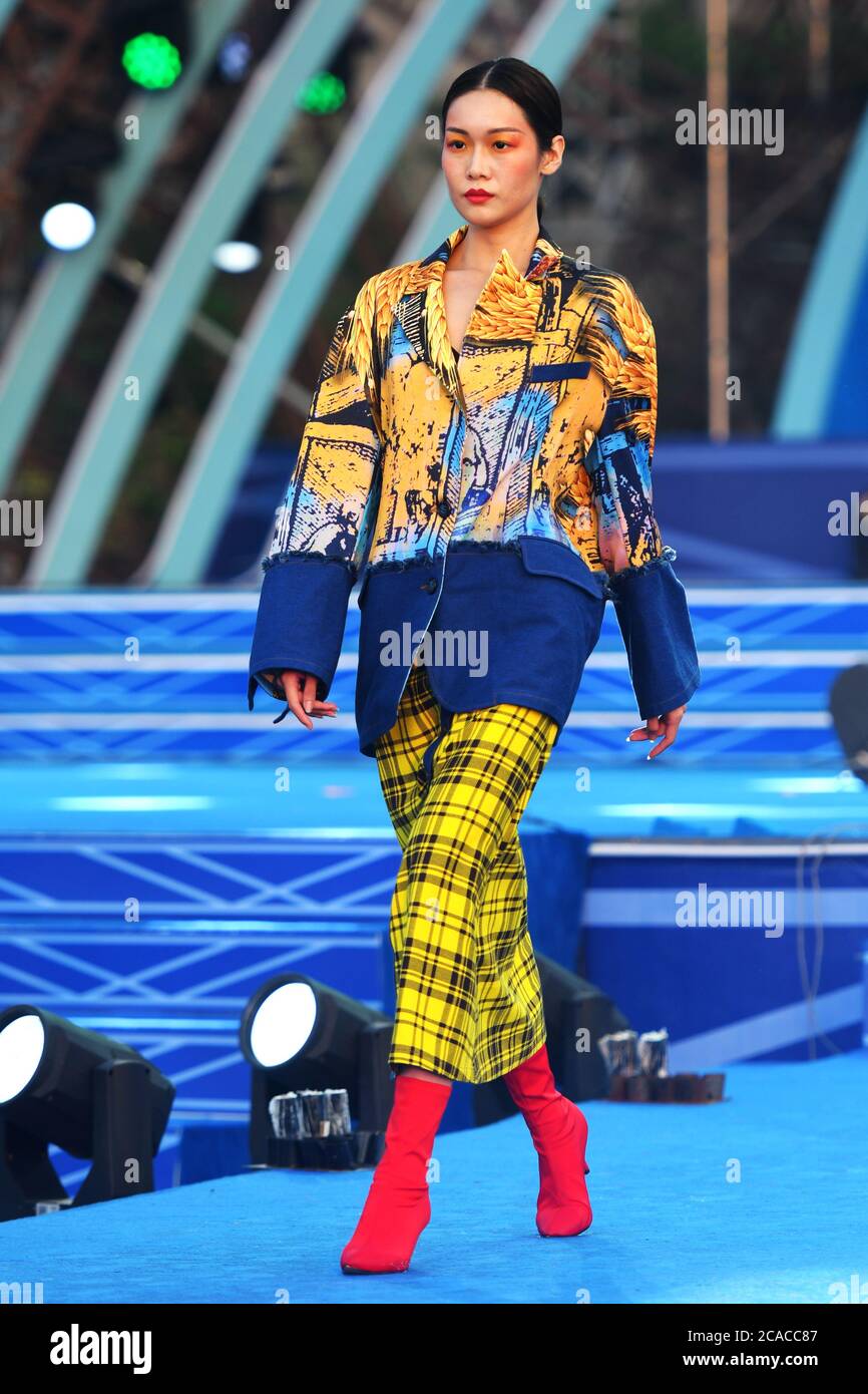 Qingdao, Qingdao, Cina. 6 agosto 2020. ShandongÃ¯Â¼Å'CHINA-il 2 agosto, il primo spettacolo del ''Beer Culture Fashion Show'' si è tenuto presso la sede principale del 30° Festival Internazionale della birra di Qingdao a Jinsha Beer City, Qingdao, nella provincia di Shandong. Le esclusive sfilate di moda mostrano la moda del festival della birra e mostrano il fascino della cultura della birra, creando una piattaforma per il pubblico per apprezzare e sentire la bellezza. Si riferisce che la sfilata di moda della cultura della birra mostra principalmente la sfilata di moda con il logo popolare, la mostra creativa di immagini, la mostra di ragazze di birra, la serie di quattro vestiti di bikini di moda. Popolare logo fash Foto Stock