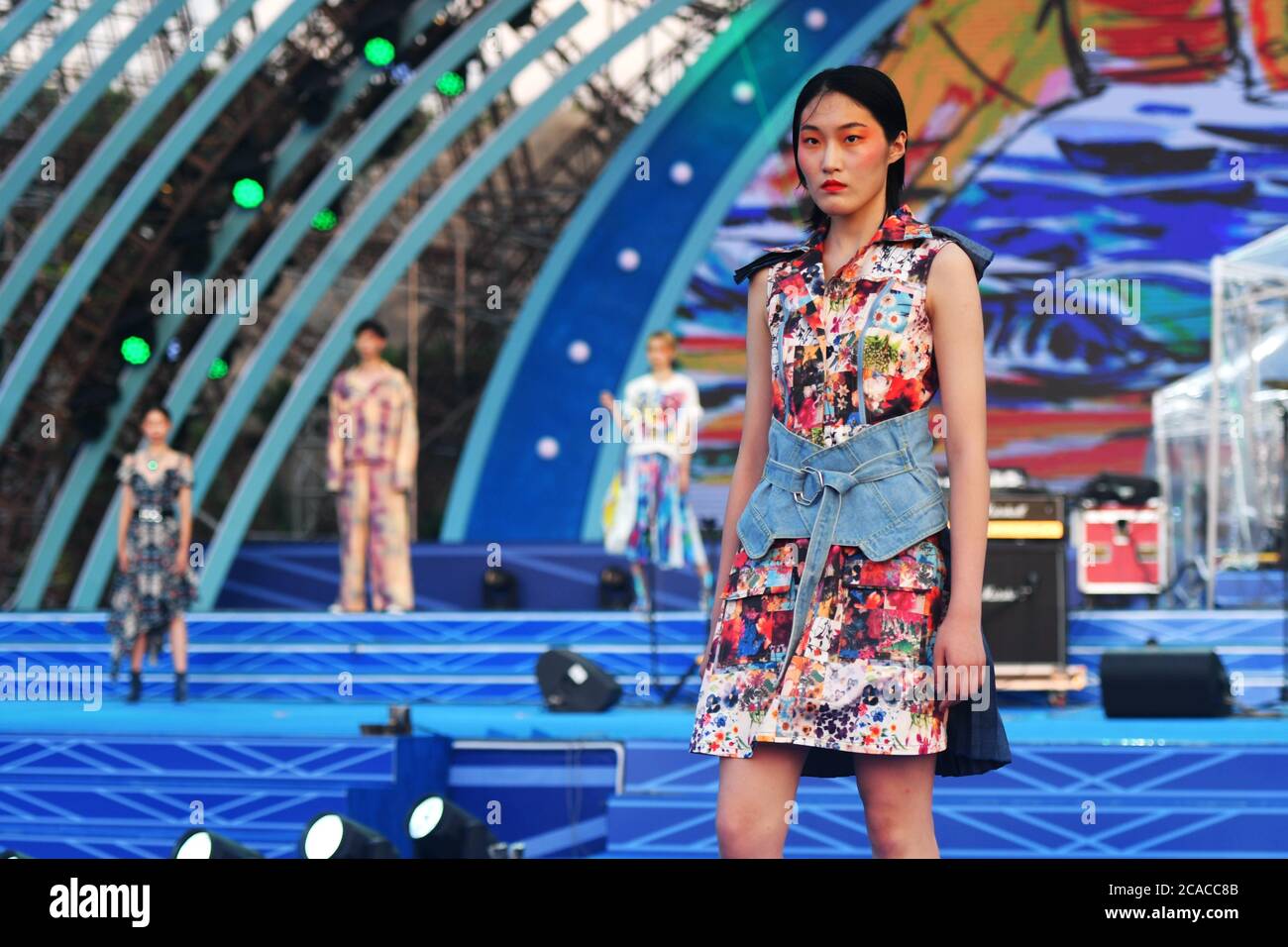 Qingdao, Qingdao, Cina. 6 agosto 2020. ShandongÃ¯Â¼Å'CHINA-il 2 agosto, il primo spettacolo del ''Beer Culture Fashion Show'' si è tenuto presso la sede principale del 30° Festival Internazionale della birra di Qingdao a Jinsha Beer City, Qingdao, nella provincia di Shandong. Le esclusive sfilate di moda mostrano la moda del festival della birra e mostrano il fascino della cultura della birra, creando una piattaforma per il pubblico per apprezzare e sentire la bellezza. Si riferisce che la sfilata di moda della cultura della birra mostra principalmente la sfilata di moda con il logo popolare, la mostra creativa di immagini, la mostra di ragazze di birra, la serie di quattro vestiti di bikini di moda. Popolare logo fash Foto Stock