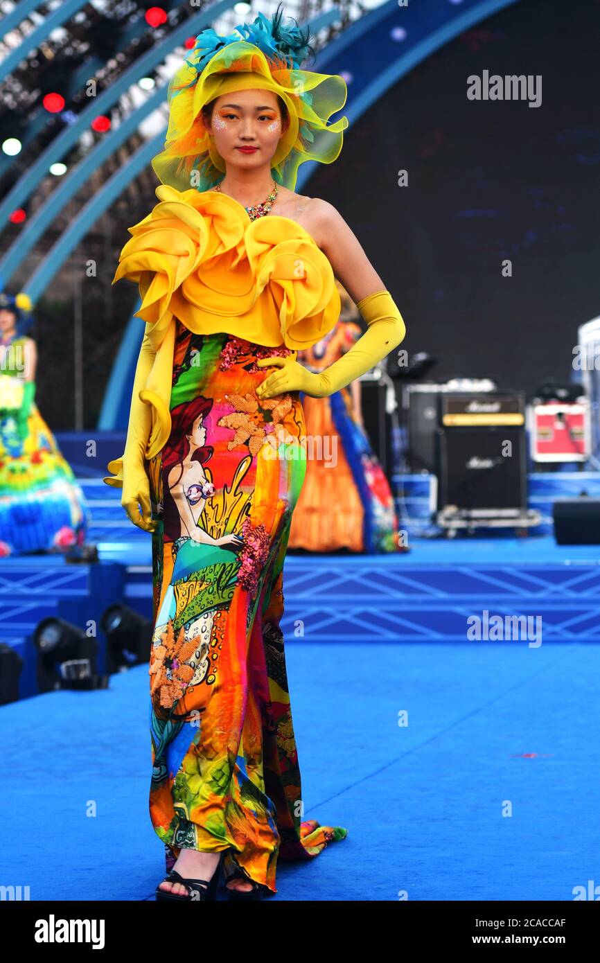 Qingdao, Qingdao, Cina. 6 agosto 2020. ShandongÃ¯Â¼Å'CHINA-il 2 agosto, il primo spettacolo del ''Beer Culture Fashion Show'' si è tenuto presso la sede principale del 30° Festival Internazionale della birra di Qingdao a Jinsha Beer City, Qingdao, nella provincia di Shandong. Le esclusive sfilate di moda mostrano la moda del festival della birra e mostrano il fascino della cultura della birra, creando una piattaforma per il pubblico per apprezzare e sentire la bellezza. Si riferisce che la sfilata di moda della cultura della birra mostra principalmente la sfilata di moda con il logo popolare, la mostra creativa di immagini, la mostra di ragazze di birra, la serie di quattro vestiti di bikini di moda. Popolare logo fash Foto Stock