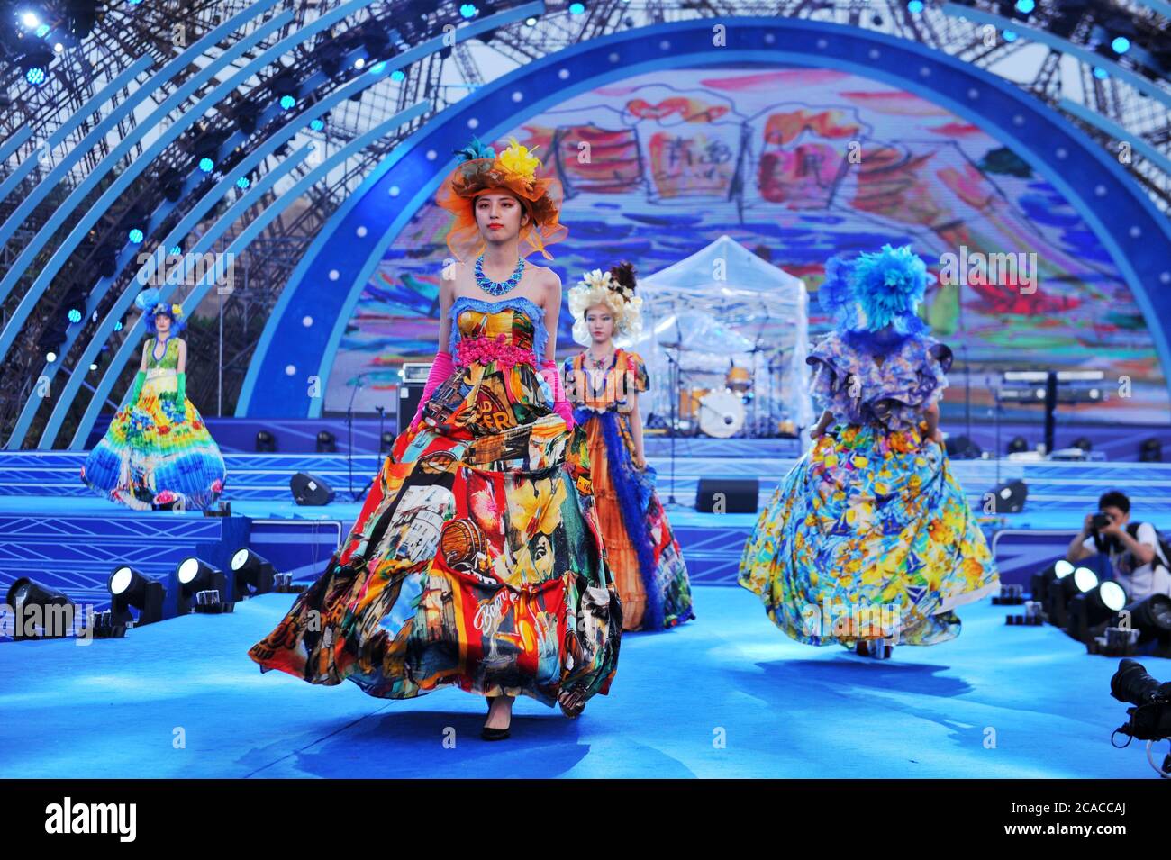 Qingdao, Qingdao, Cina. 6 agosto 2020. ShandongÃ¯Â¼Å'CHINA-il 2 agosto, il primo spettacolo del ''Beer Culture Fashion Show'' si è tenuto presso la sede principale del 30° Festival Internazionale della birra di Qingdao a Jinsha Beer City, Qingdao, nella provincia di Shandong. Le esclusive sfilate di moda mostrano la moda del festival della birra e mostrano il fascino della cultura della birra, creando una piattaforma per il pubblico per apprezzare e sentire la bellezza. Si riferisce che la sfilata di moda della cultura della birra mostra principalmente la sfilata di moda con il logo popolare, la mostra creativa di immagini, la mostra di ragazze di birra, la serie di quattro vestiti di bikini di moda. Popolare logo fash Foto Stock
