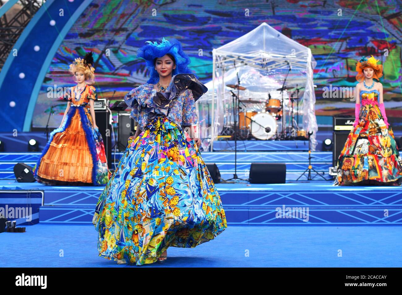 Qingdao, Qingdao, Cina. 6 agosto 2020. ShandongÃ¯Â¼Å'CHINA-il 2 agosto, il primo spettacolo del ''Beer Culture Fashion Show'' si è tenuto presso la sede principale del 30° Festival Internazionale della birra di Qingdao a Jinsha Beer City, Qingdao, nella provincia di Shandong. Le esclusive sfilate di moda mostrano la moda del festival della birra e mostrano il fascino della cultura della birra, creando una piattaforma per il pubblico per apprezzare e sentire la bellezza. Si riferisce che la sfilata di moda della cultura della birra mostra principalmente la sfilata di moda con il logo popolare, la mostra creativa di immagini, la mostra di ragazze di birra, la serie di quattro vestiti di bikini di moda. Popolare logo fash Foto Stock