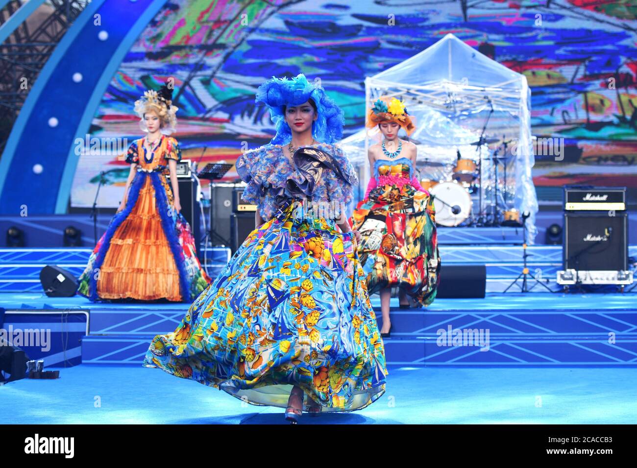 Qingdao, Qingdao, Cina. 6 agosto 2020. ShandongÃ¯Â¼Å'CHINA-il 2 agosto, il primo spettacolo del ''Beer Culture Fashion Show'' si è tenuto presso la sede principale del 30° Festival Internazionale della birra di Qingdao a Jinsha Beer City, Qingdao, nella provincia di Shandong. Le esclusive sfilate di moda mostrano la moda del festival della birra e mostrano il fascino della cultura della birra, creando una piattaforma per il pubblico per apprezzare e sentire la bellezza. Si riferisce che la sfilata di moda della cultura della birra mostra principalmente la sfilata di moda con il logo popolare, la mostra creativa di immagini, la mostra di ragazze di birra, la serie di quattro vestiti di bikini di moda. Popolare logo fash Foto Stock