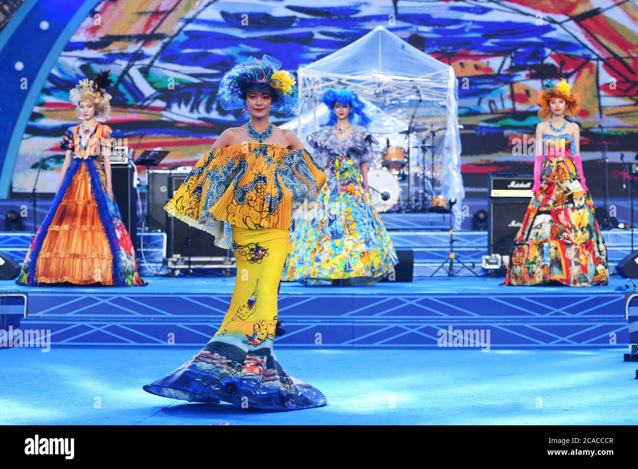 Qingdao, Qingdao, Cina. 6 agosto 2020. ShandongÃ¯Â¼Å'CHINA-il 2 agosto, il primo spettacolo del ''Beer Culture Fashion Show'' si è tenuto presso la sede principale del 30° Festival Internazionale della birra di Qingdao a Jinsha Beer City, Qingdao, nella provincia di Shandong. Le esclusive sfilate di moda mostrano la moda del festival della birra e mostrano il fascino della cultura della birra, creando una piattaforma per il pubblico per apprezzare e sentire la bellezza. Si riferisce che la sfilata di moda della cultura della birra mostra principalmente la sfilata di moda con il logo popolare, la mostra creativa di immagini, la mostra di ragazze di birra, la serie di quattro vestiti di bikini di moda. Popolare logo fash Foto Stock