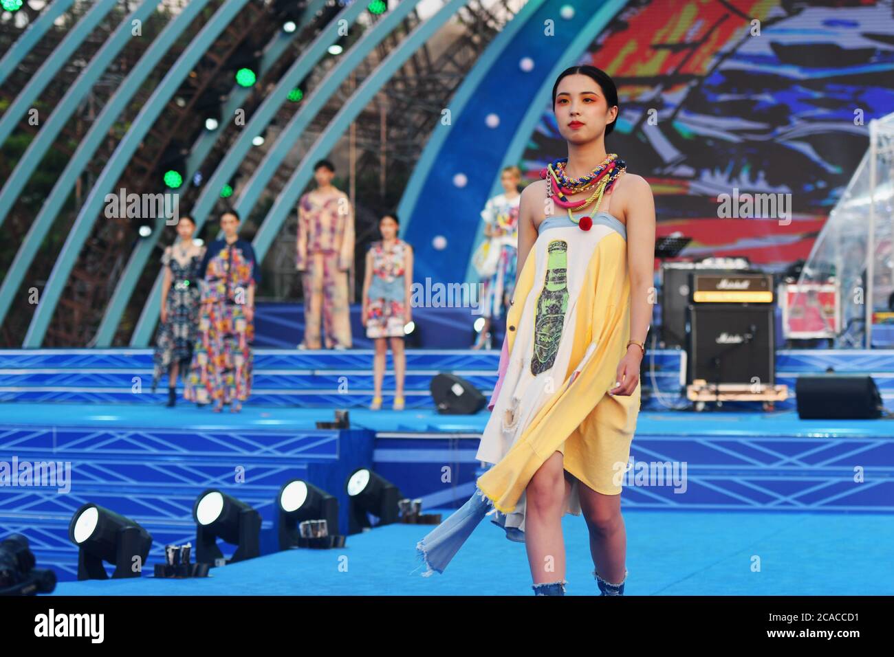 Qingdao, Qingdao, Cina. 6 agosto 2020. ShandongÃ¯Â¼Å'CHINA-il 2 agosto, il primo spettacolo del ''Beer Culture Fashion Show'' si è tenuto presso la sede principale del 30° Festival Internazionale della birra di Qingdao a Jinsha Beer City, Qingdao, nella provincia di Shandong. Le esclusive sfilate di moda mostrano la moda del festival della birra e mostrano il fascino della cultura della birra, creando una piattaforma per il pubblico per apprezzare e sentire la bellezza. Si riferisce che la sfilata di moda della cultura della birra mostra principalmente la sfilata di moda con il logo popolare, la mostra creativa di immagini, la mostra di ragazze di birra, la serie di quattro vestiti di bikini di moda. Popolare logo fash Foto Stock