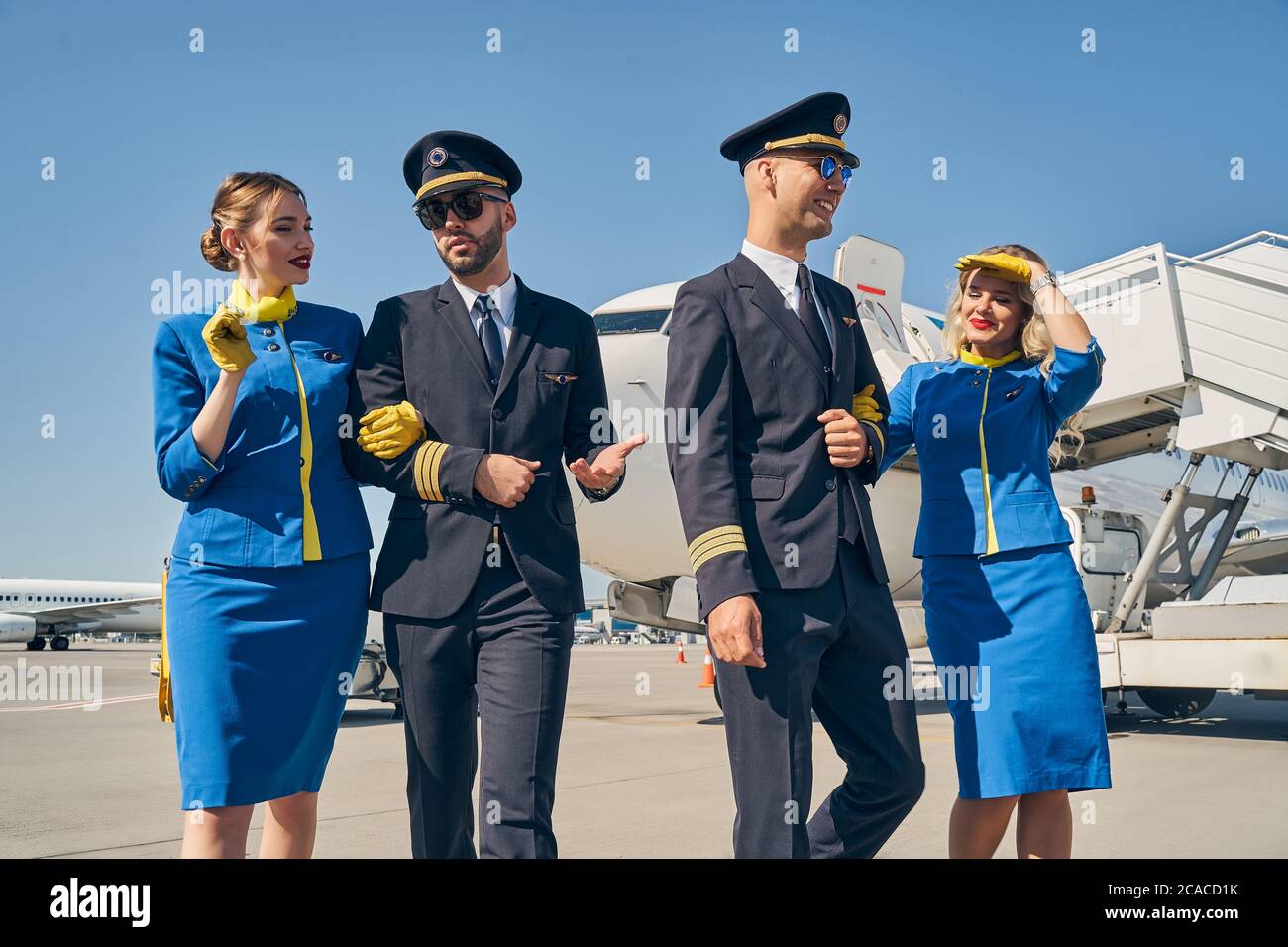 Giovane equipaggio di cabina caucasico vestito in eleganti uniformi Foto Stock