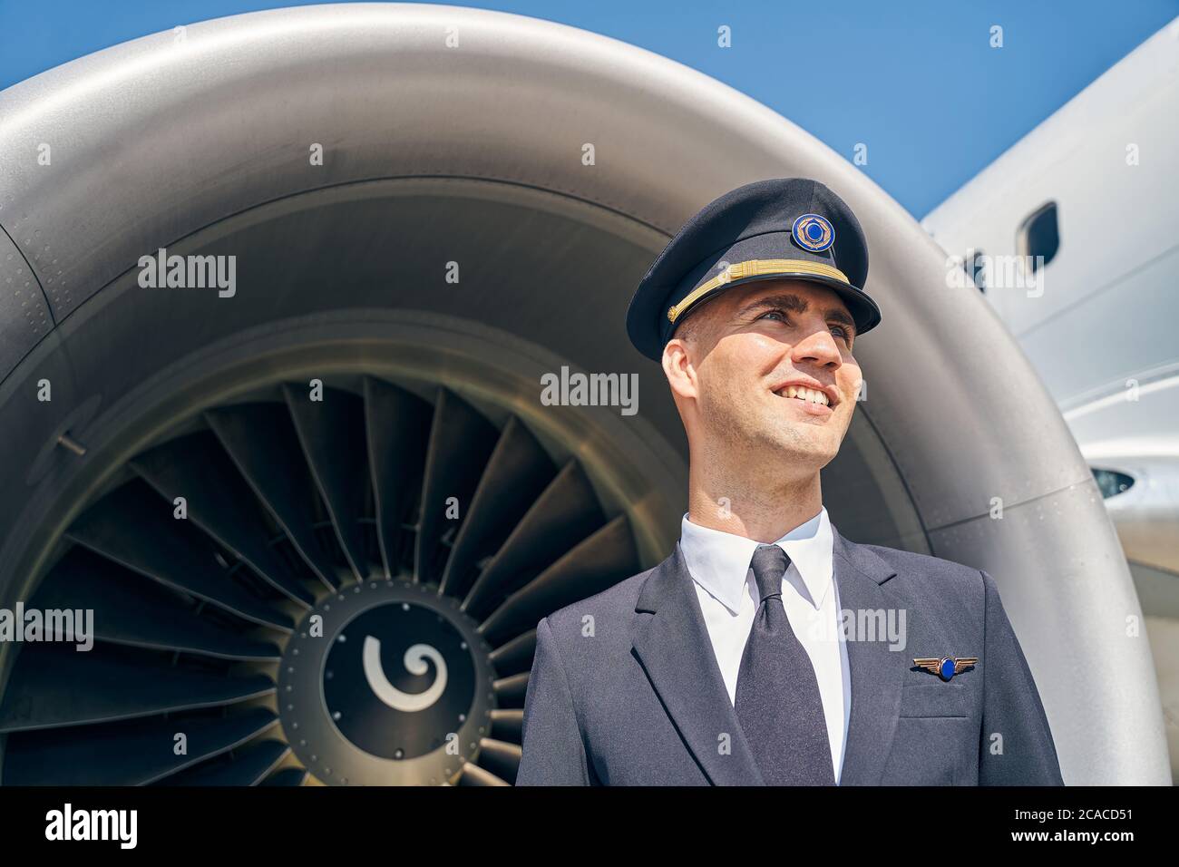 Sorridente felice airman in uniforme fissando Foto Stock