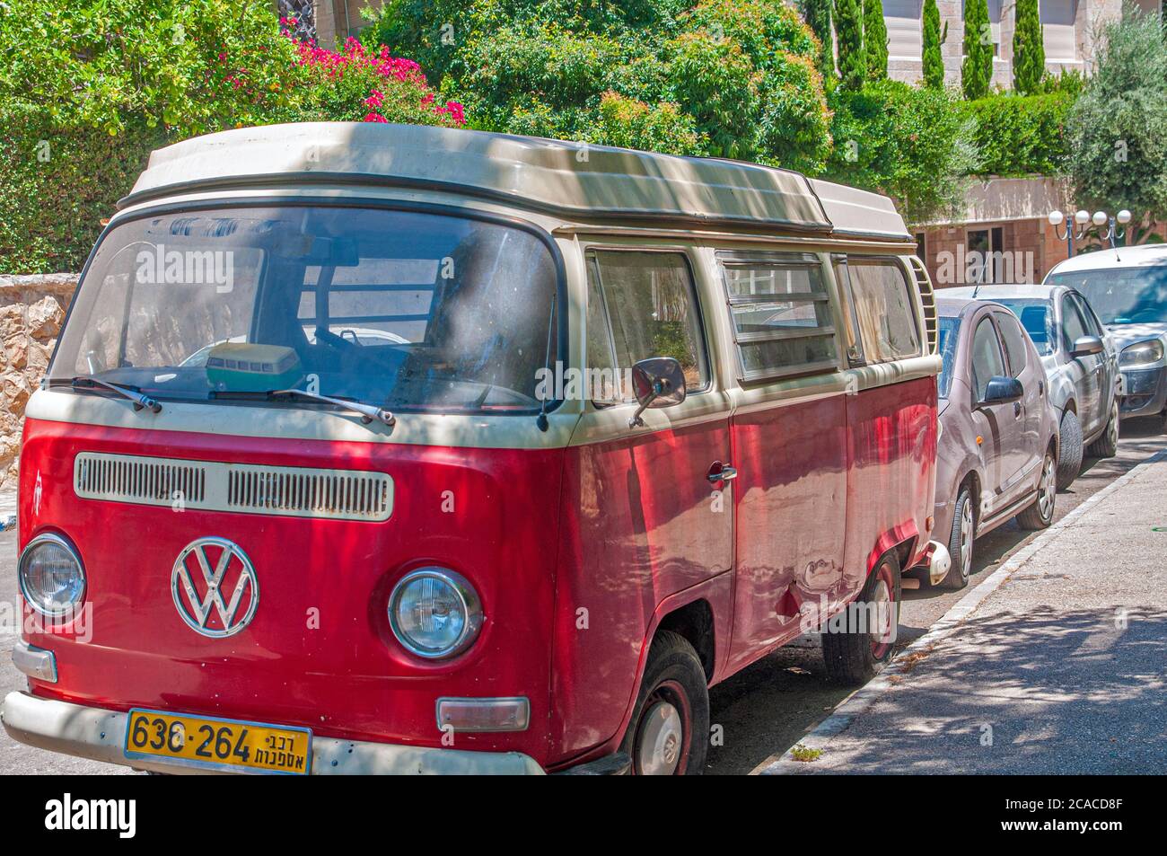 Camper Volkswagen d'epoca, fotografato in Balfour Street, Gerusalemme Foto Stock