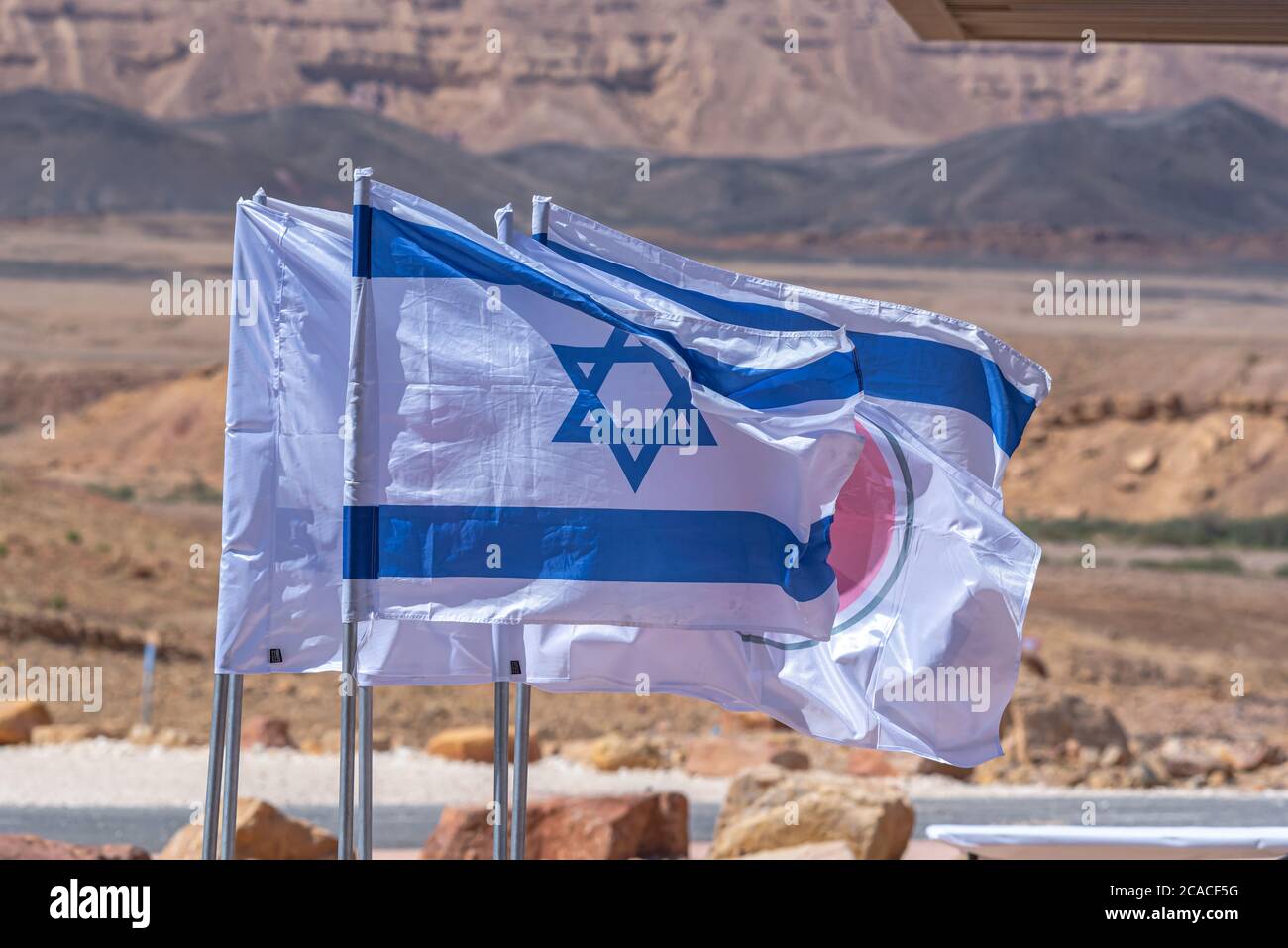 Bandiere israeliane che soffiano nel vento. Fotografato nel deserto di Negev, Israele Foto Stock