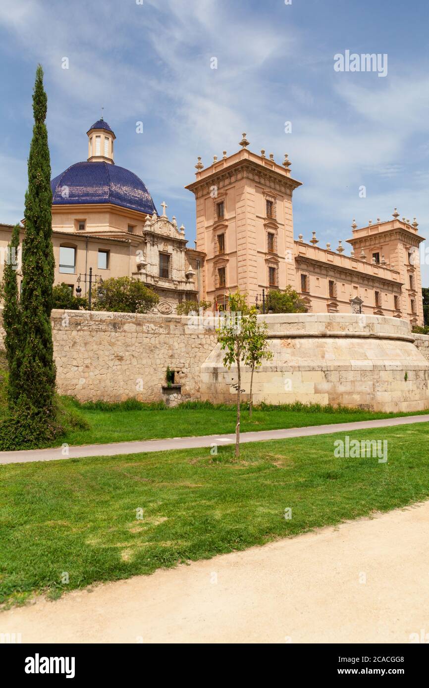 Vista dell'edificio barocco del museo creato nell'ex chiesa dal lato del Parco Turia. Foto Stock