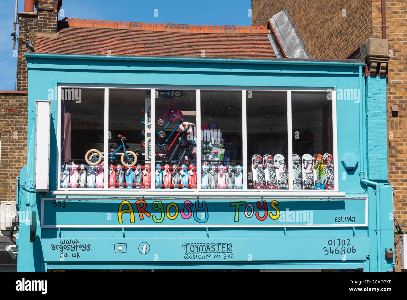 Argosy Toys a Westcliff on Sea, Essex, Regno Unito, con una mostra di file di skateboard multicolore e biciclette per bambini. Ex Toymaster. Negozio di giocattoli Foto Stock