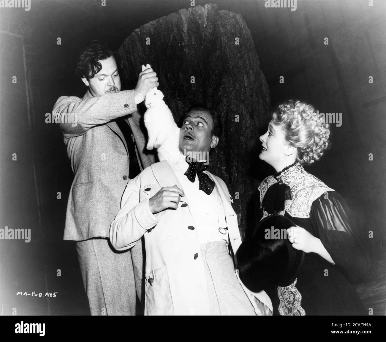 ORSON WELLES tira il coniglio bianco dalla giacca DI JOSEPH COTTEN, mentre DOLORES COSTELLO guarda il canto durante le riprese DELLA MAGNIFICA sceneggiatura di Orson WELLES Novel Booth Tarkington, regista del 1942, Orson Welles RKO radio Pictures Foto Stock