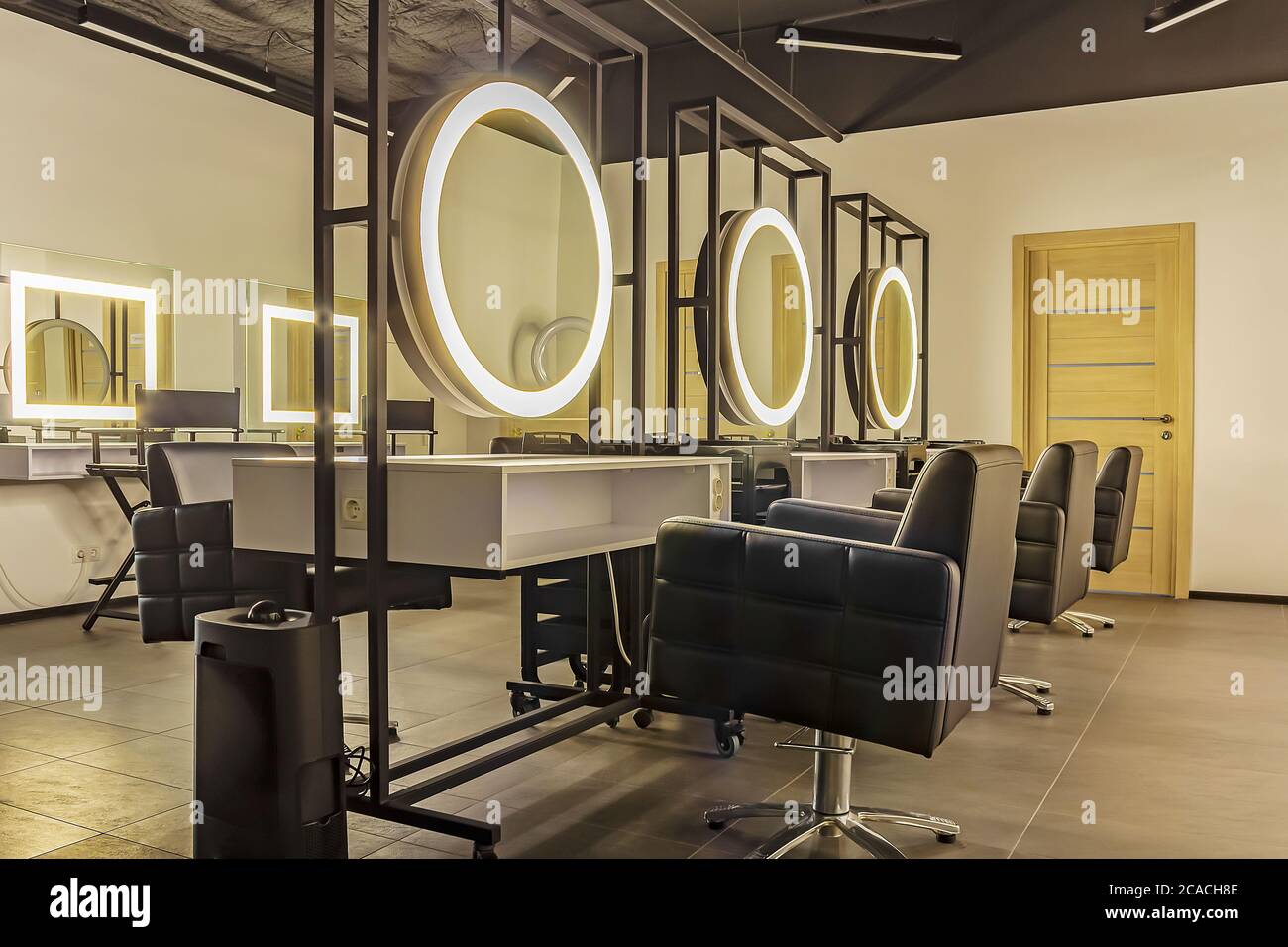 Interno di un salone di bellezza moderno, area taglio capelli Foto Stock