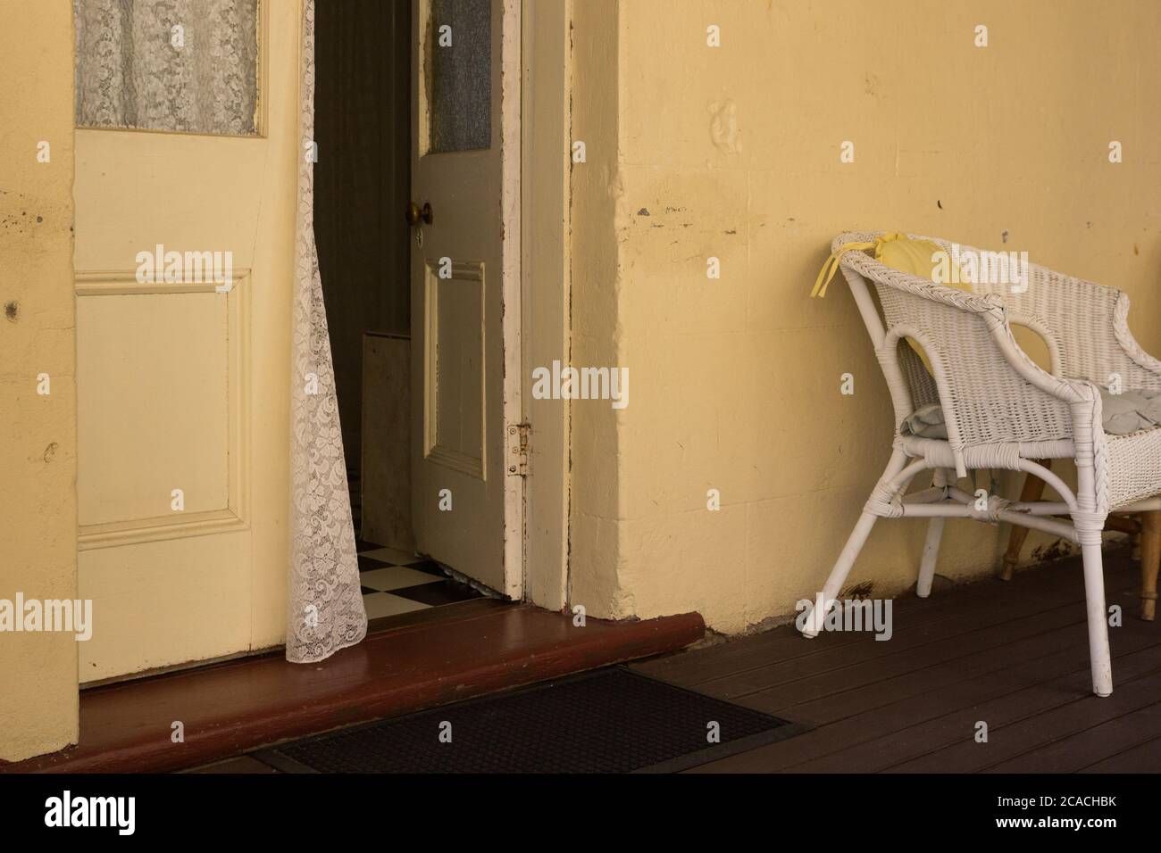 Tenda soffia in porta aperta di una vecchia casa con porte francesi Foto Stock