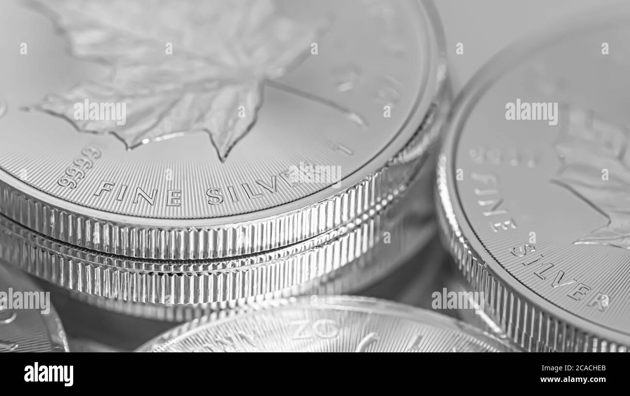 Città del Capo, Sud Africa - 17 agosto 2019: Immagine editoriale illustrativa di una moneta di Bullion 9999 Silver Canadian Maple Leaf Foto Stock