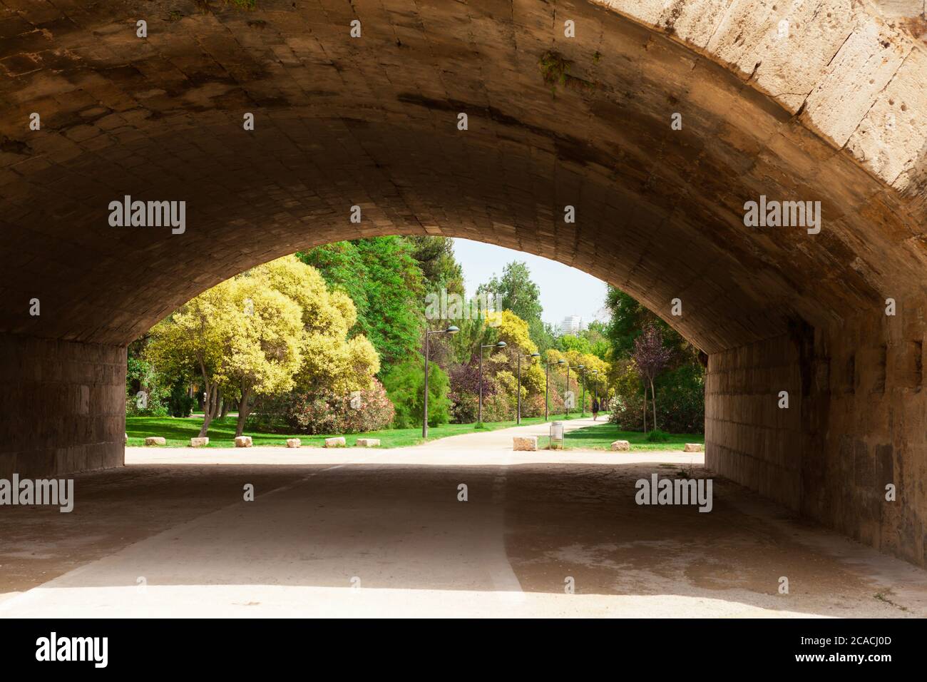 Parco Turia, Valencia, Spagna, sotto il tunnel del ponte nel Parco Turia. Foto Stock
